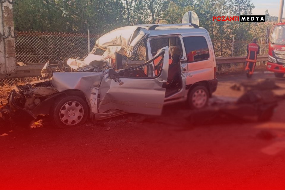 Pozantı Otoyolunda Kamyonun Arkasına Ok Gibi Saplandı. Aynı Aileden 3 Kişi Yaşamını Yitirdi
