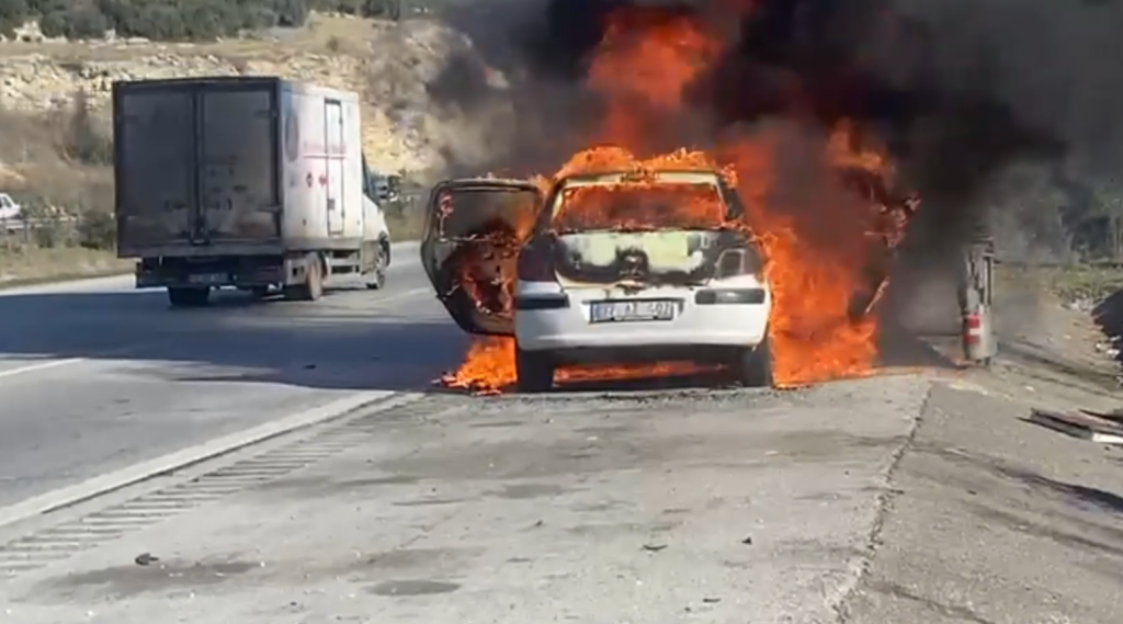 Otoyolda Seyir Halinde Alev Alan Otomobil Demir Yığınına Döndü