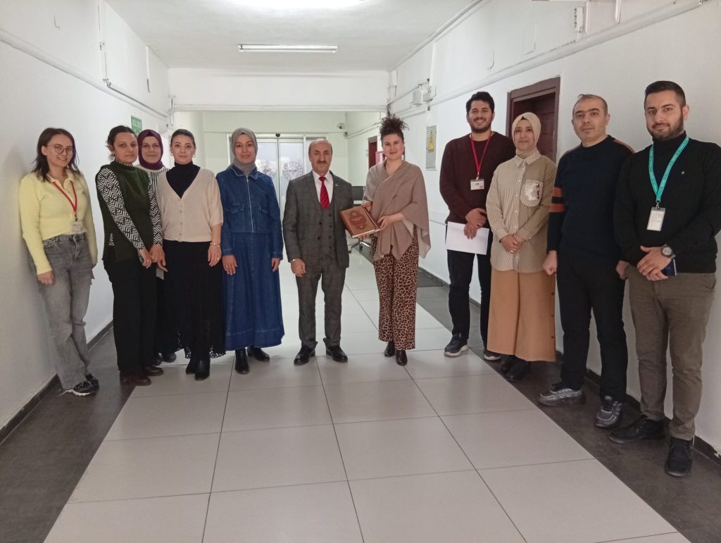 Pozantı İlçe Müftüsü Ünverdi’den Kur’an-ı Kerim Hediyesi