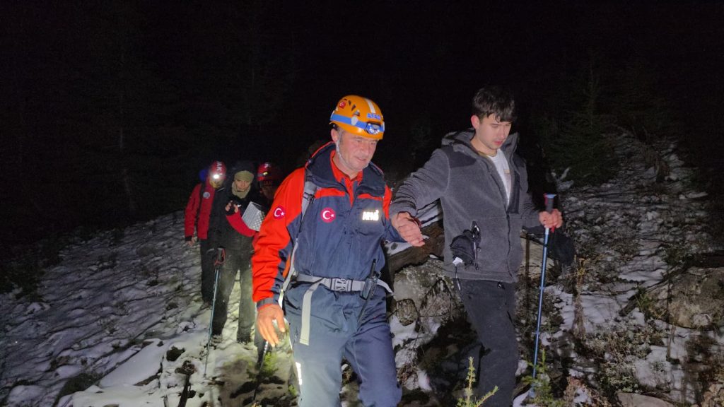 Pozantı Akdağ Zirvesinde Mahsur Kalan 3 Genç Kurtarıldı