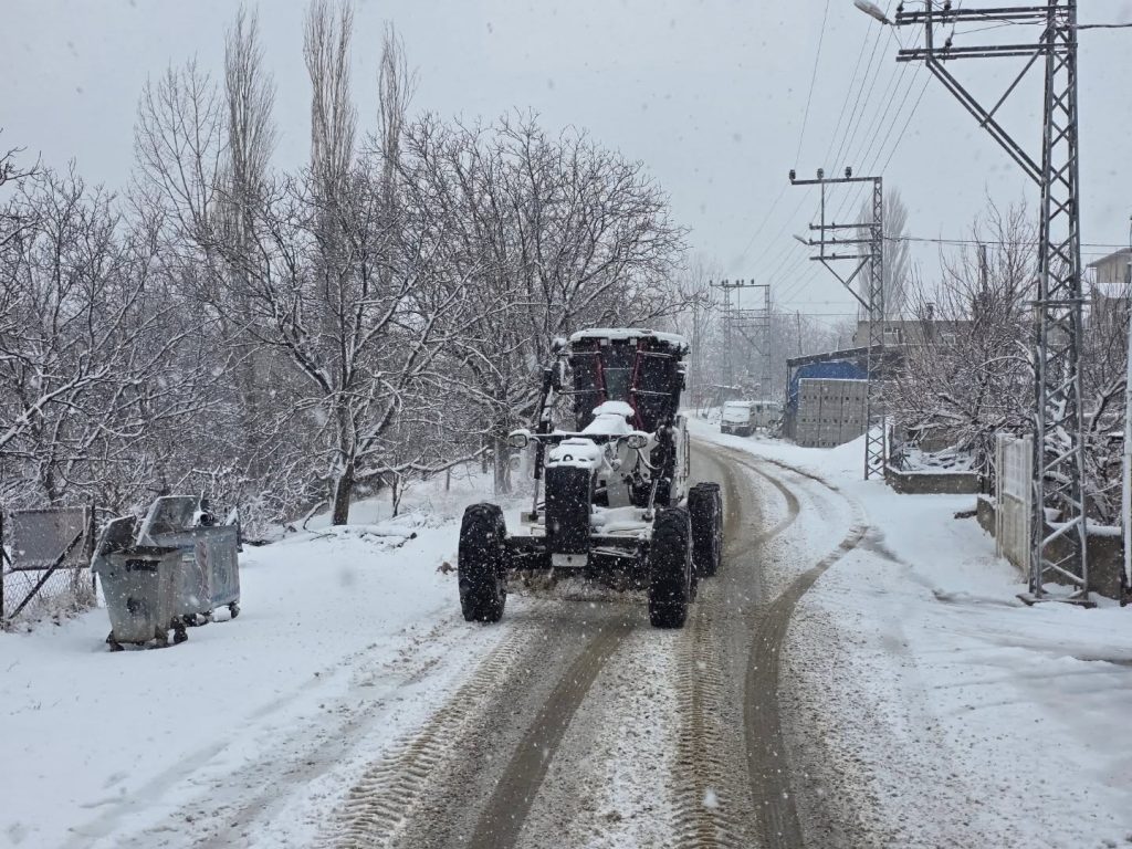 Başkan Ali Avan Karla Mücadele İçin 24 İş Makinesiyle Sahaya İndi
