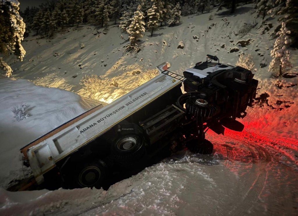 Tuzlama Kamyonu Pozantı’da Şarampole Devrildi