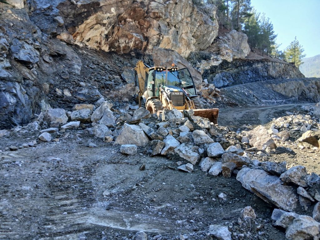 Pozantı’da Kaya Düşmesi Nedeniyle Kapanan Yol Yeniden Ulaşıma Açıldı