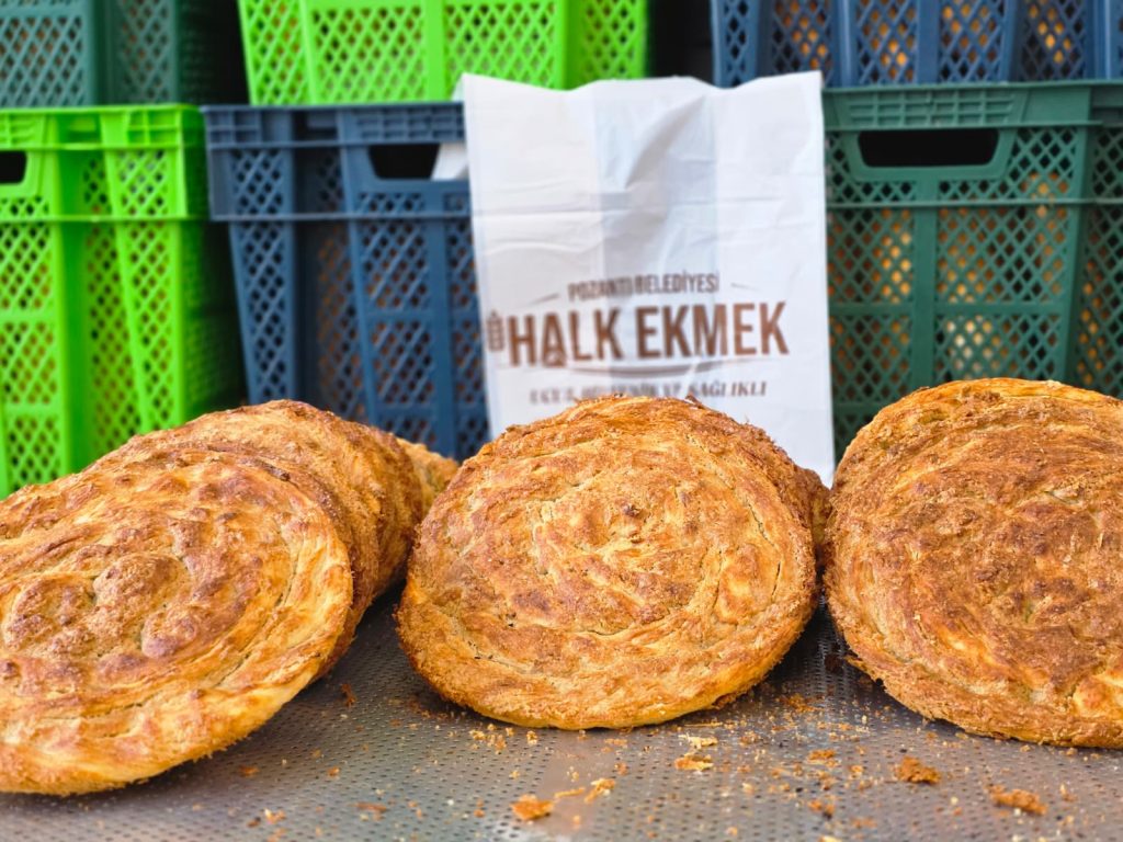 Pozantı’da Ramazan Bereketi; Meşhur Tahinli Pideler Tezgahtaki Yerini Aldı