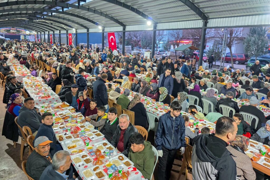 Pozantı Belediyesinin Muhteşem Finalinde 3.000 Kişilik İftar Sofrası Kuruldu