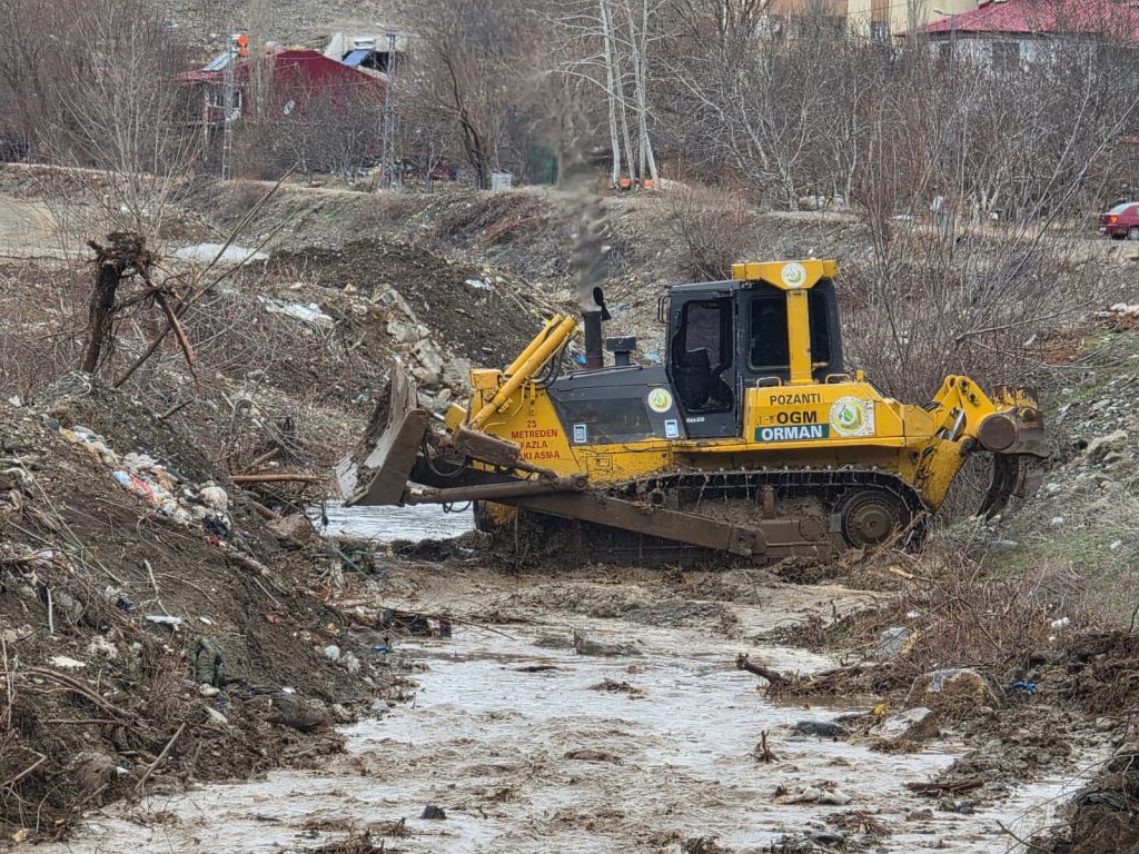 Pozantı’da Dere Yatakları Temizleniyor, Bozulan Zeminler Onarılıyor
