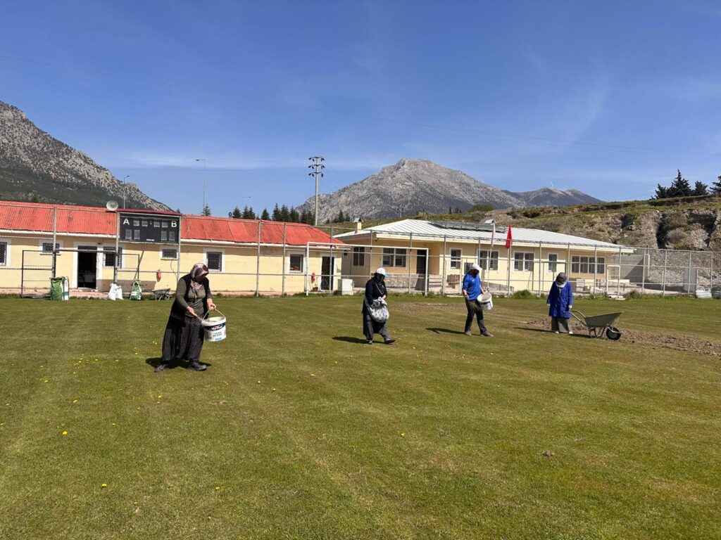 19 Mayıs Törenleri Öncesi Pozantı İlçe Stadında Çalışmalar Başladı