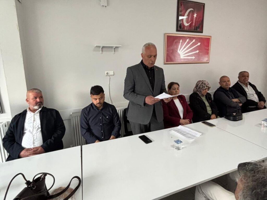 CHP Pozantı İlçe Başkanlığı’ndan 23 Nisan’da Çelenk Sunumu ve Basın Açıklaması