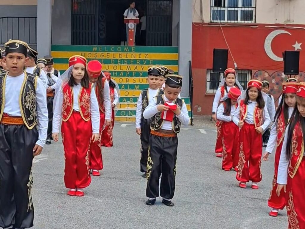 Minik Öğrenciden Türk Bayrağı Hassasiyeti