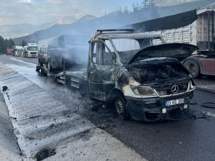 Otoyolda Korkutan Yangın Çekici ve Üzerindeki 2 Araç Zarar Gördü