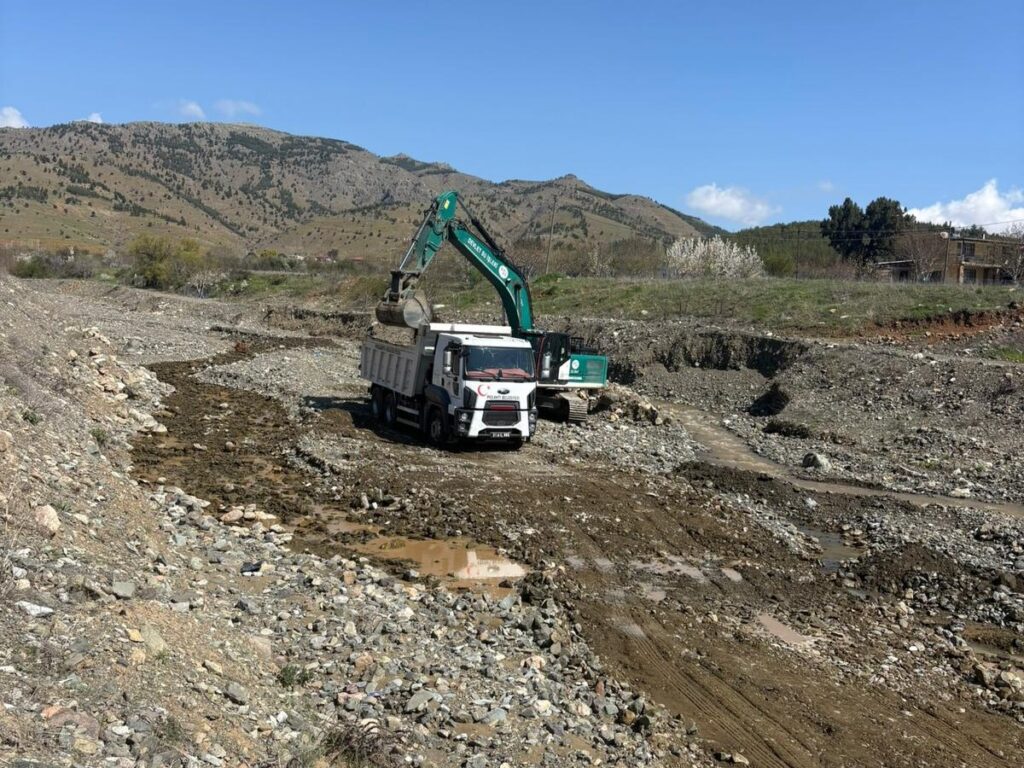 Pozantı’da Dere Islah Çalışmaları Aralıksız Sürüyor