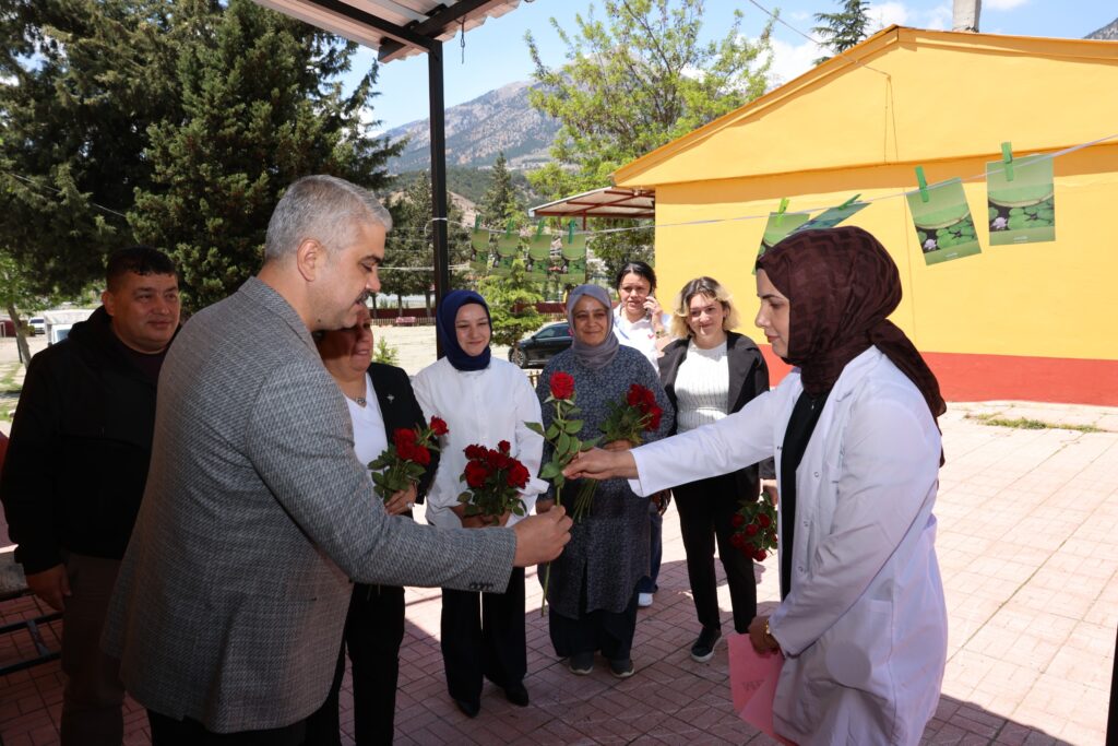 Belediye Başkanı Ali Avan ve KAÇEP Heyeti Anne Öğretmenleri Unutmadı