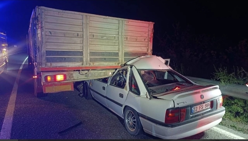 Park Halindeki Tır’a Çarpan Otomobilin Sürücüsü Hayatını Kaybetti