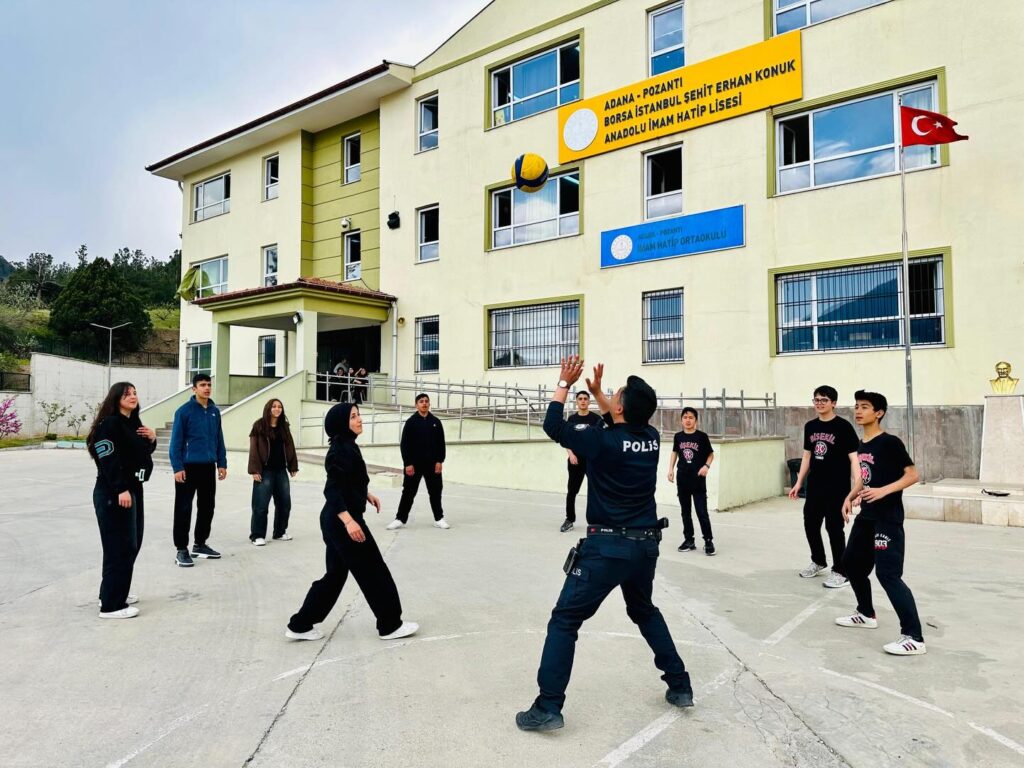 Polis, Pozantı’da Öğrencilerin Voleybol Heyecanına Ortak Oldu