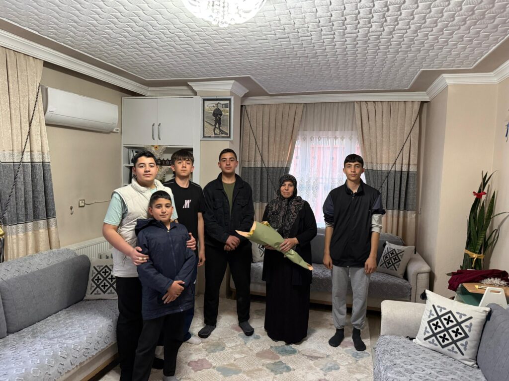 Ülkü Ocakları Pozantı’dan Şehit Annesine Anneler Günü Ziyareti