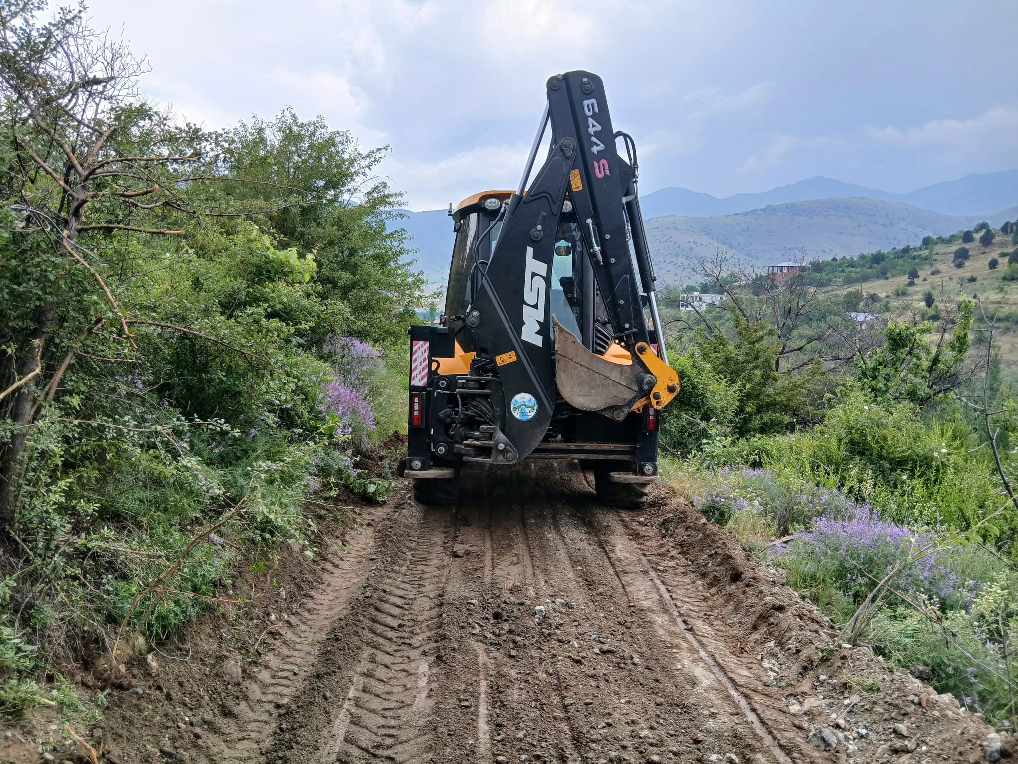 Pozantı Belediyesi’nden Çiftçiye Yol Desteği