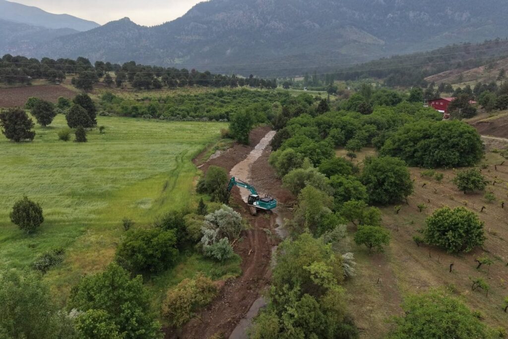 Kamışlı Mahallesi’nde Dere Islah Çalışmaları Sürüyor