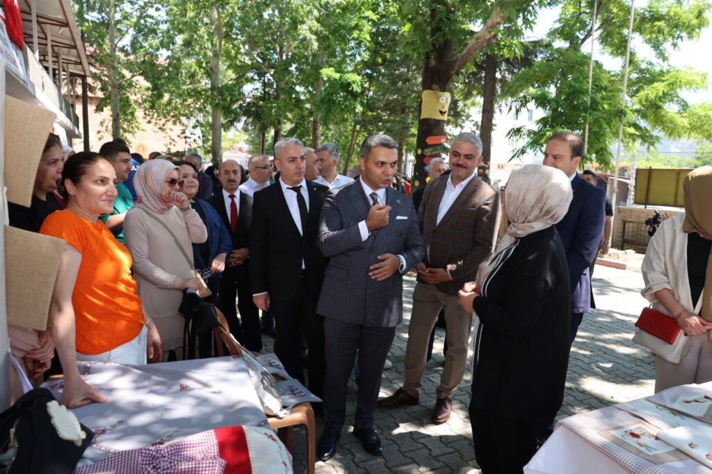 Pozantı’da Halk Eğitim Merkezi’nin Yılsonu Sergisi Açıldı