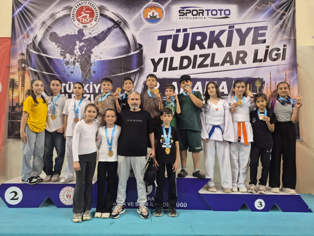 Pozantılı Karateciler Başarılara Doymuyor