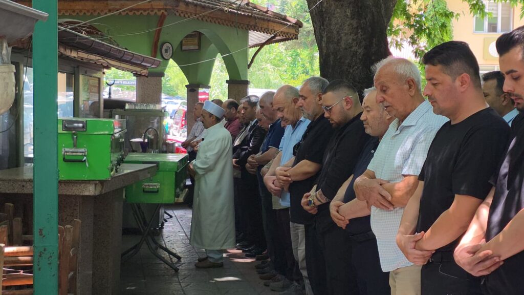 Eşi Tarafından Öldürülen Öğretmen Aslıhan ile Babası Pozantı’da Yan Yana Defnedildi