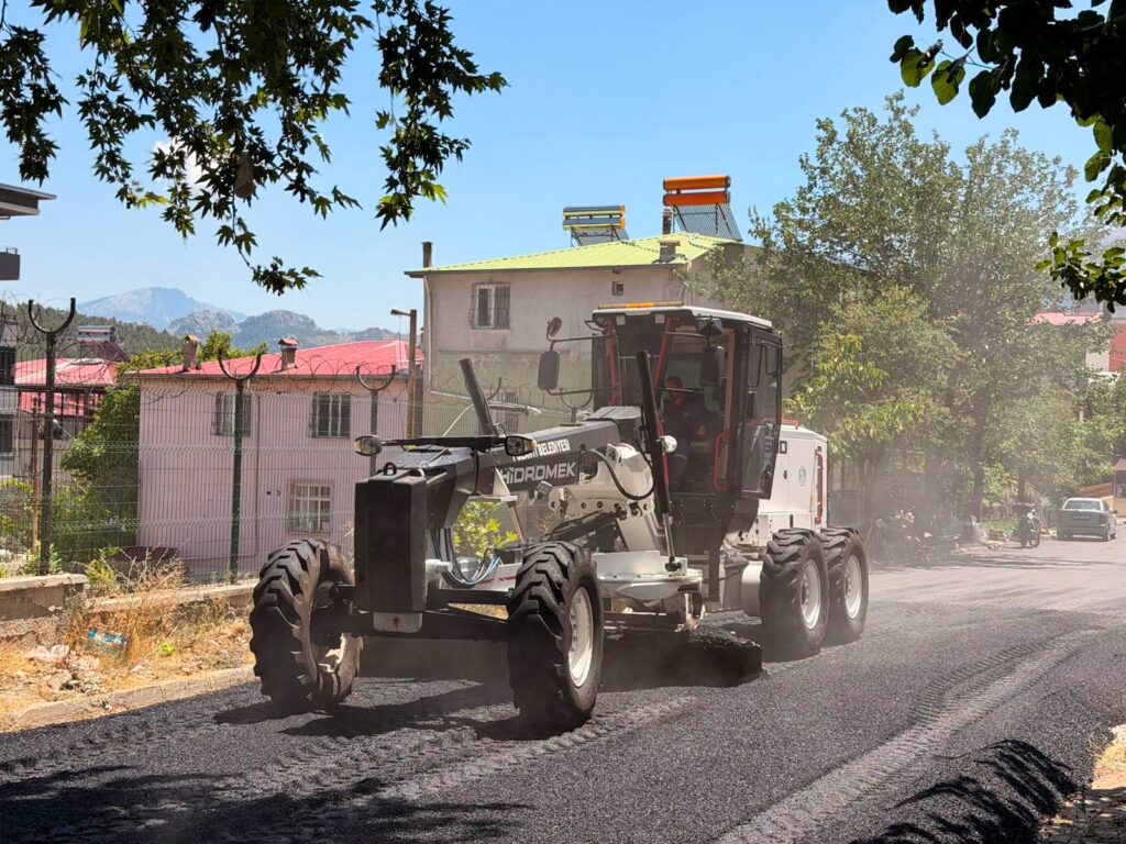 POZANTI MERKEZ’DE DOĞALGAZI BİTEN SOKAKLARDA ASFALT SEFERBERLİĞİ