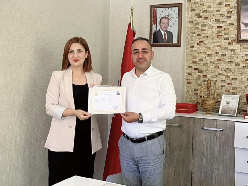 BAŞARI ÖDÜLLE TAÇLANDI: POZANTI’DA EĞİTİMCİLERE BAŞARI BELGESİ