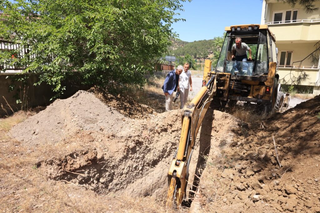 SAĞLIK BAKANLIĞI VE POZANTI BELEDİYESİ’NDEN GÜÇ BİRLİĞİ: YENİ DEVLET HASTANESİ İÇİN İLK KAZMA VURULDU