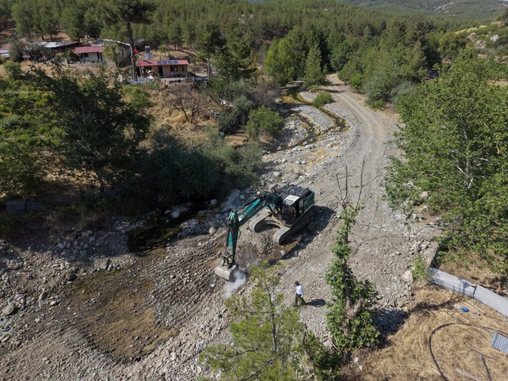 Gökbez Mahallesinde Dere Islah Çalışmaları Gerçekleştiriliyor