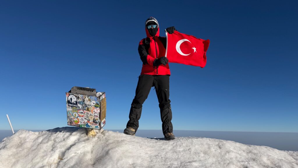 POZANTILI ÖĞRETMENDEN ZAFER BAYRAMI ANISINA AĞRI DAĞI’NA ZİRVE TIRMANIŞI