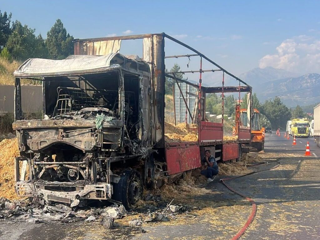 Pozantı Otoyolu Tekir Rampasında Saman Yüklü Tır Alevlere Teslim Oldu