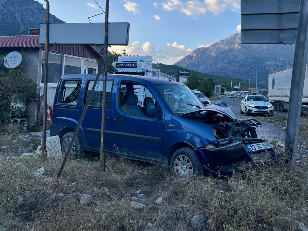 Pozantı’da Hafif Ticari Araç Trafik Levhasına Çarptı
