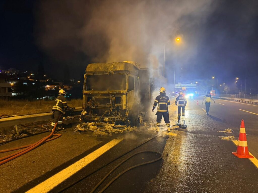 POZANTI OTOYOLUNDA YANAN TIR KÜLE DÖNDÜ