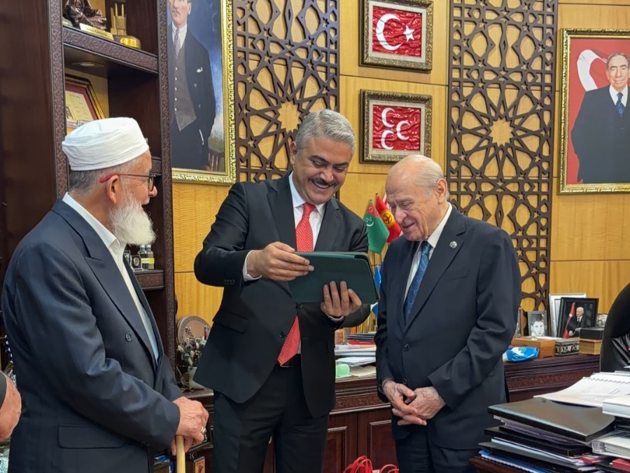 BAŞKAN AVAN’DAN BAHÇELİ’YE POZANTI SUNUMU