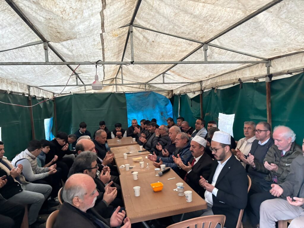 MERHUM TAYFUN VE ALİ ÖZCAN KARDEŞLER DUALARLA ANILDI